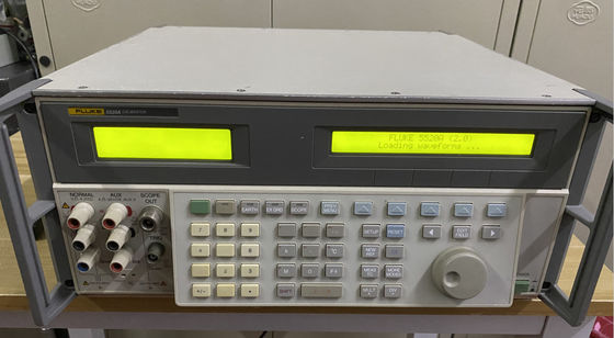 comprar Calibrador Multifunción Fluke 5520A con Señales de Amplitud de 600 MHz, Interfaz RS-232 y Condición de Pre-Propiedad Fabricación en línea