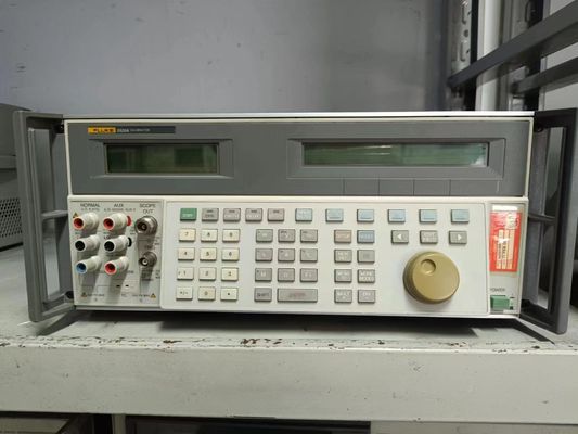 comprar Reciclar el calibrador multi-producto Fluke 5520A con señales de amplitud de 600 MHz e interfaz RS-232 en condiciones usadas Fabricación en línea