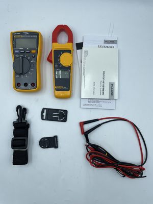 Kit de combinación de electricistas Fluke 117/323 con multimetro digital True-RMS y medidor de abrazadera CAT III de 600 V con detección de voltaje sin contacto