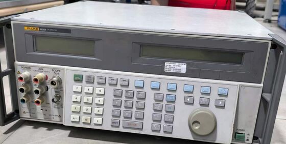 Calibrador multifunción Fluke 5520A Salida de corriente directa de 20 A con medición de presión Calibración de alcance de 600 MHz